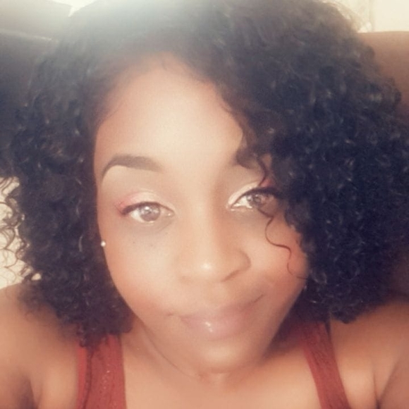 Poshmark profile picture for @izeria